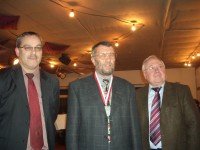 Auszeichnung für Fritz Steffens (Mitte) durch Bürgermeister Theo Steinröx (rechts). Die Laudatio hielt Ortsvorsteher Hans-Peter Dörr (links).