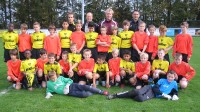 Die D-Jugendlichen der SG (orange) und die Kicker von Alemannia Aachen (gelb) mit Trainern.